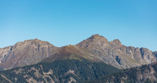 Ausblick auf traumhaftes Bergpanorama der Tiroler Bergwelt im Sommer in Serfaus