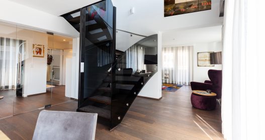 Großzügiges und helles Maisonette mit Treppenaufgang und elegante Einrichtung im Lifestyle Apartment