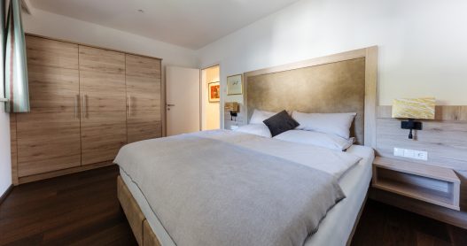 Schlafzimmer für 2 Personen mit Doppelbett, Allergikerbettwäsche, Einbauschrank, TV und Leselampe