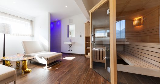 Wellness Ruheraum mit finnischer Sauna, Dusche und Aromadiffuser in entspannten blaulicht Ambiente