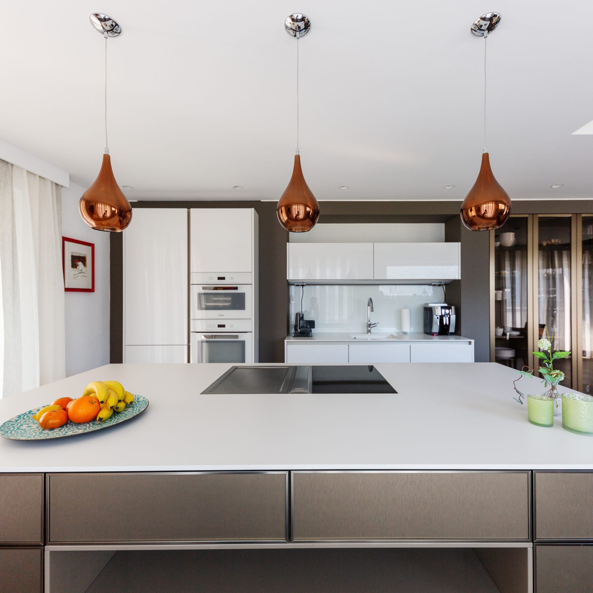 Voll ausgestattete Küche mit Kühlschrank, Gefrierfach, Backofen, Herd, Spülmaschine, Kaffeemaschine und Wassersprudler – da Peatala Apartments Serfaus Sommer