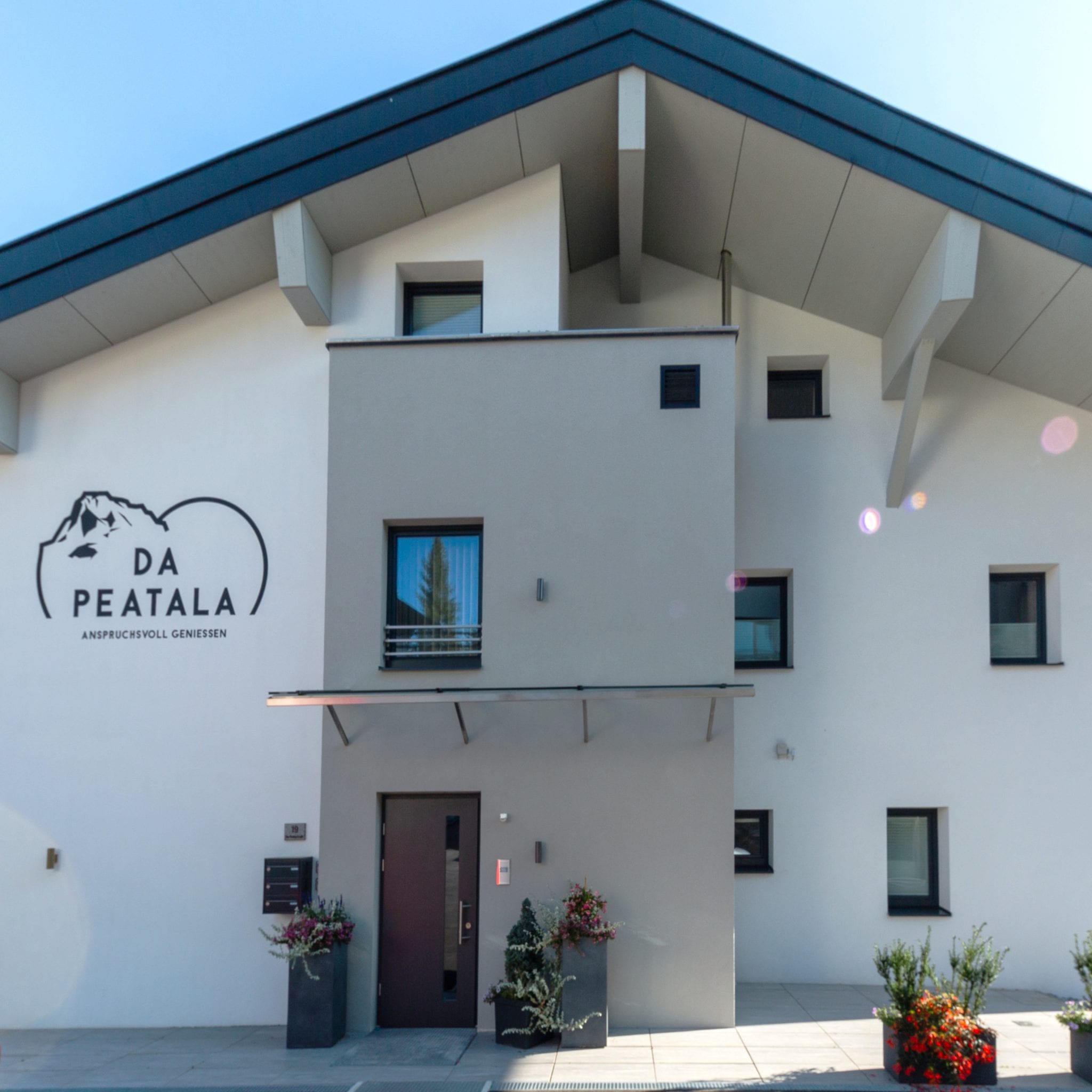 Ruhige Lage in Serfaus mit kurzen Wegen zur Dorfbahn, kostenlosen Parkplätzen und Carports – da Peatala Apartments Serfaus Sommer