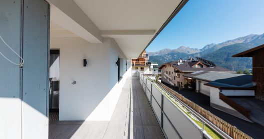 Großer und sonniger Balkon mit Blick auf die ruhige Tiroler Natur und das traumhafte Bergpanorama
