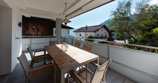 Geschützte und wetterfeste Terrasse mit Aussicht und Sitzgruppe mit Tisch für bis zu 6 Personen
