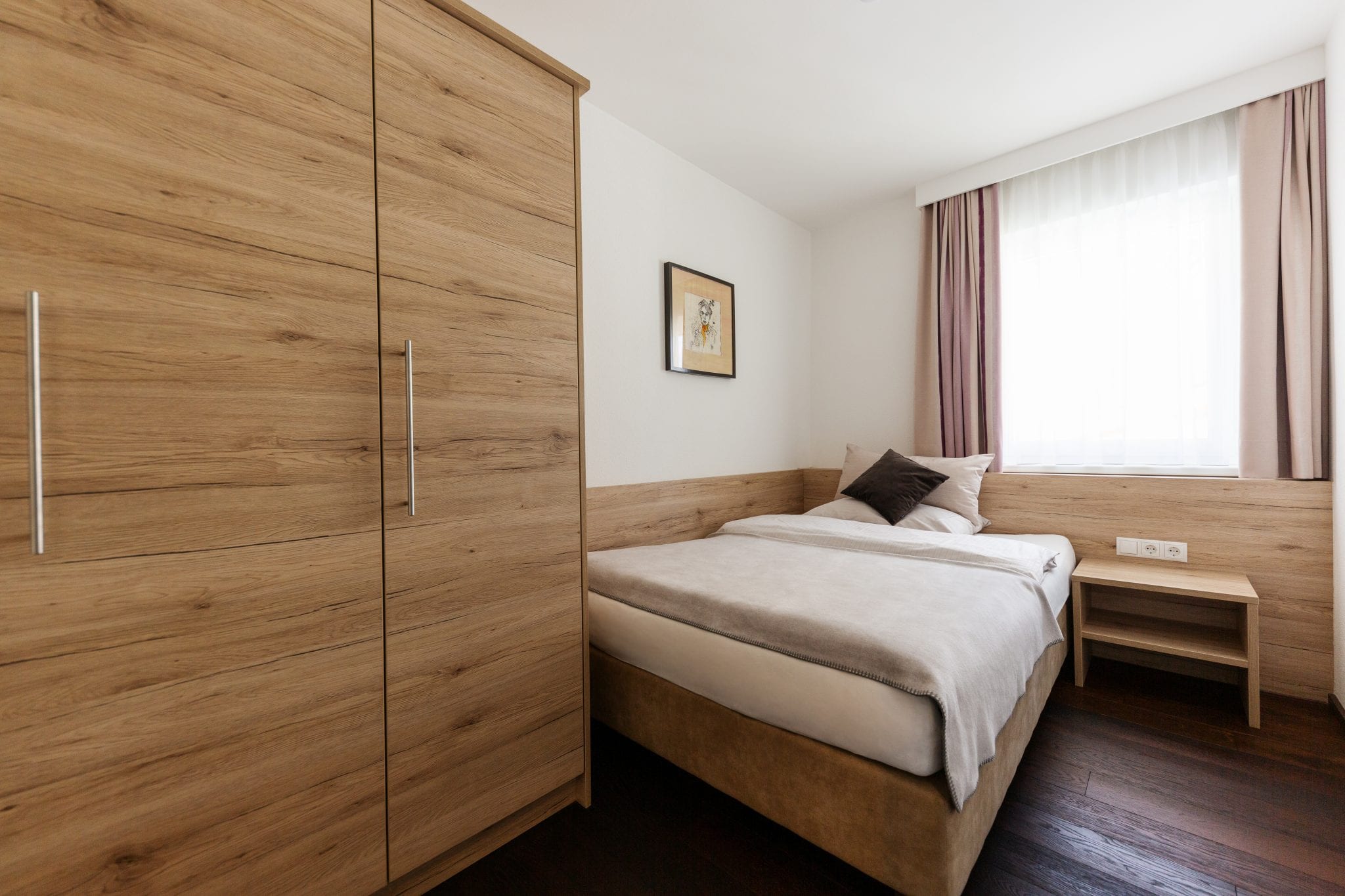 Schlafzimmer mit Queensize-Bett, Allergikerbettwäsche, Einbauschrank und Fenster – Family Apartment da Peatala Apartments Serfaus Sommer