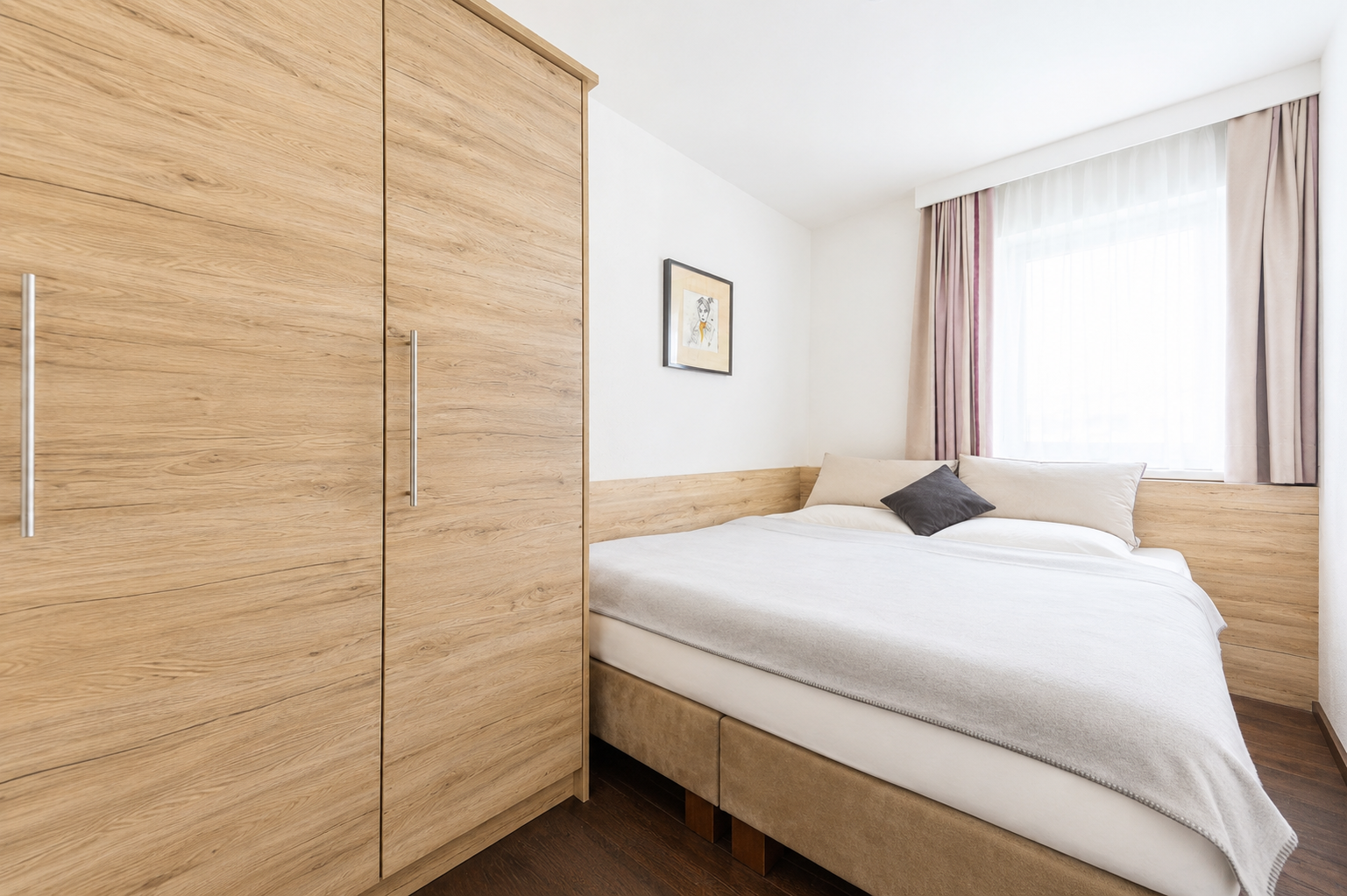 Schlafzimmer mit Doppel-Bett, Allergikerbettwäsche, Einbauschrank und Fenster – Family Apartment da Peatala Apartments Serfaus Sommer