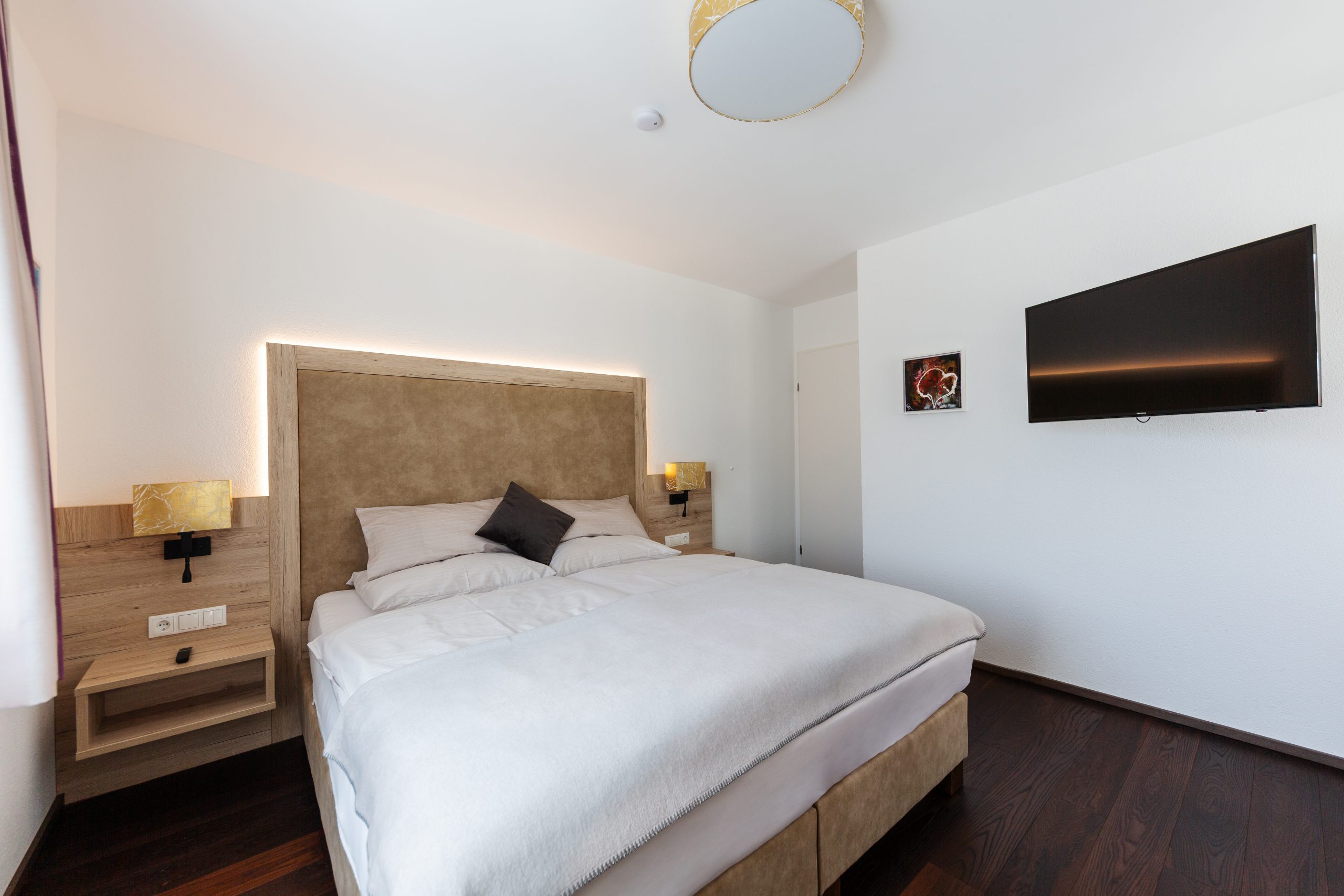 Schlafzimmer mit Doppelbett, Allergikerbettwäsche, Einbauschrank, TV und Leselampe – Family Apartment da Peatala Apartments Serfaus Sommer