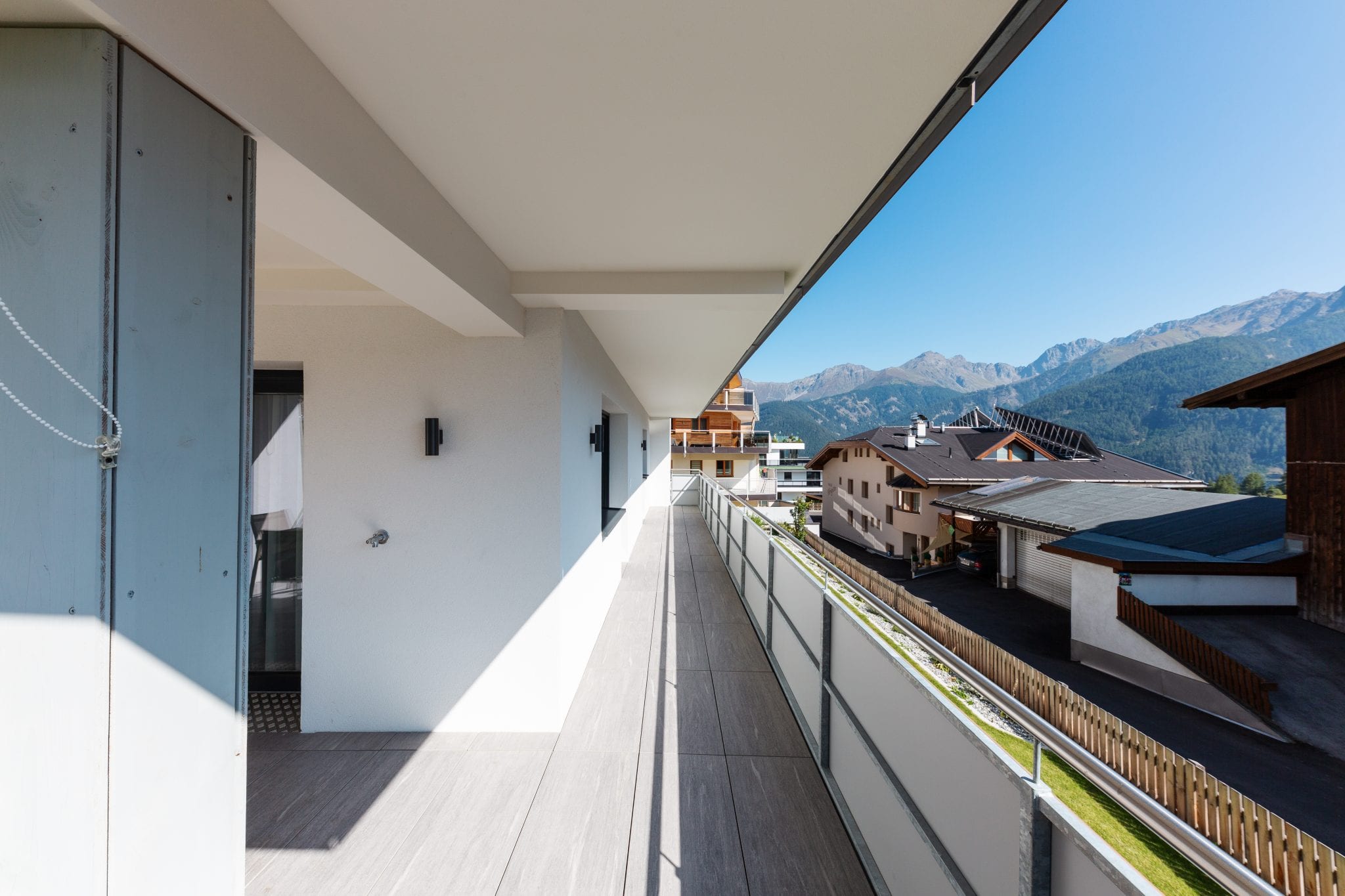 Großer sonniger Balkon mit Blick auf Tiroler Natur und Bergpanorama – Family Apartment da Peatala Apartments Serfaus Sommer