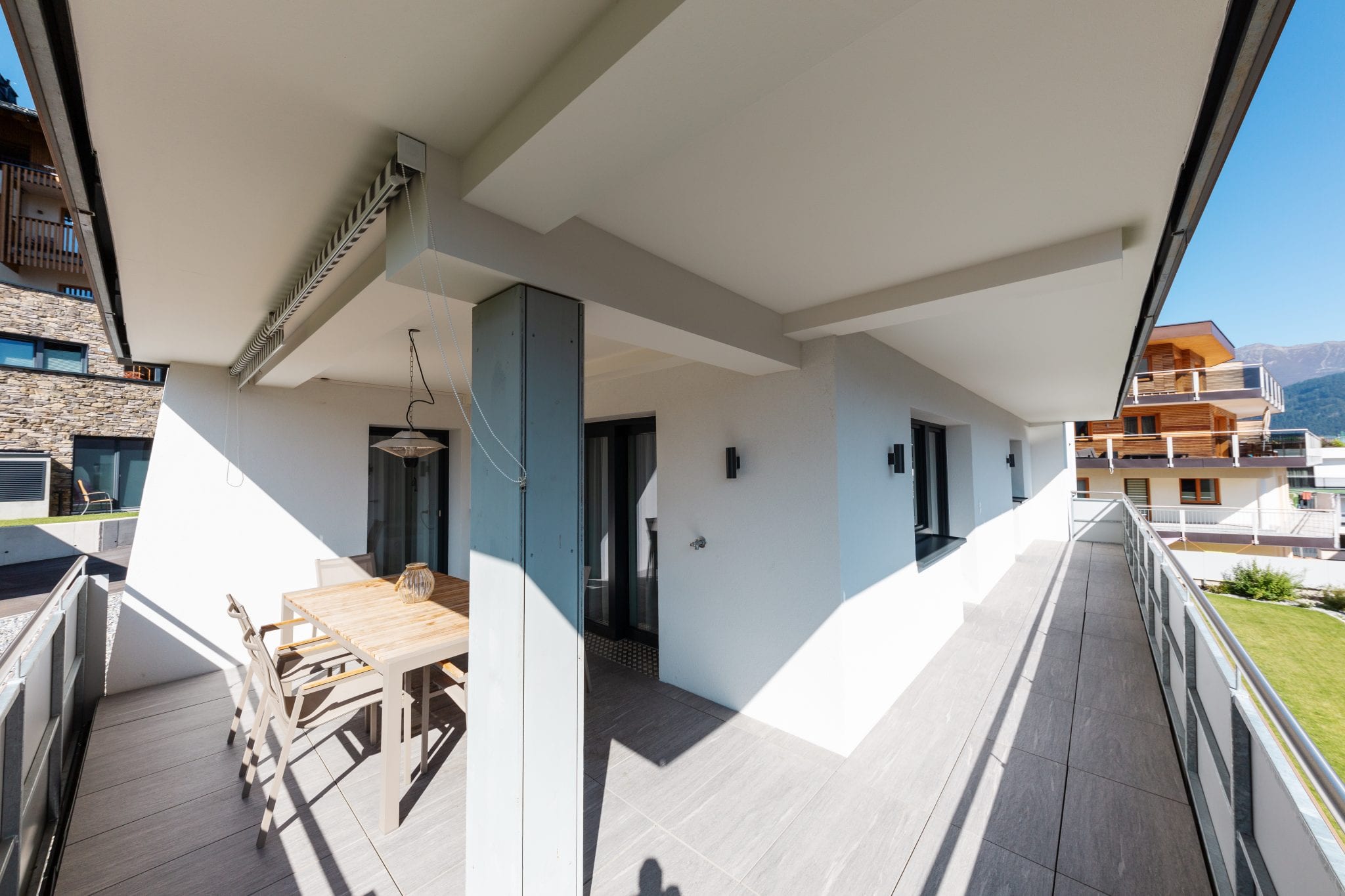 Großzügige Terrasse auf zwei Seiten mit Aussicht auf die Tiroler Berge – Family Apartment da Peatala Apartments Serfaus Sommer