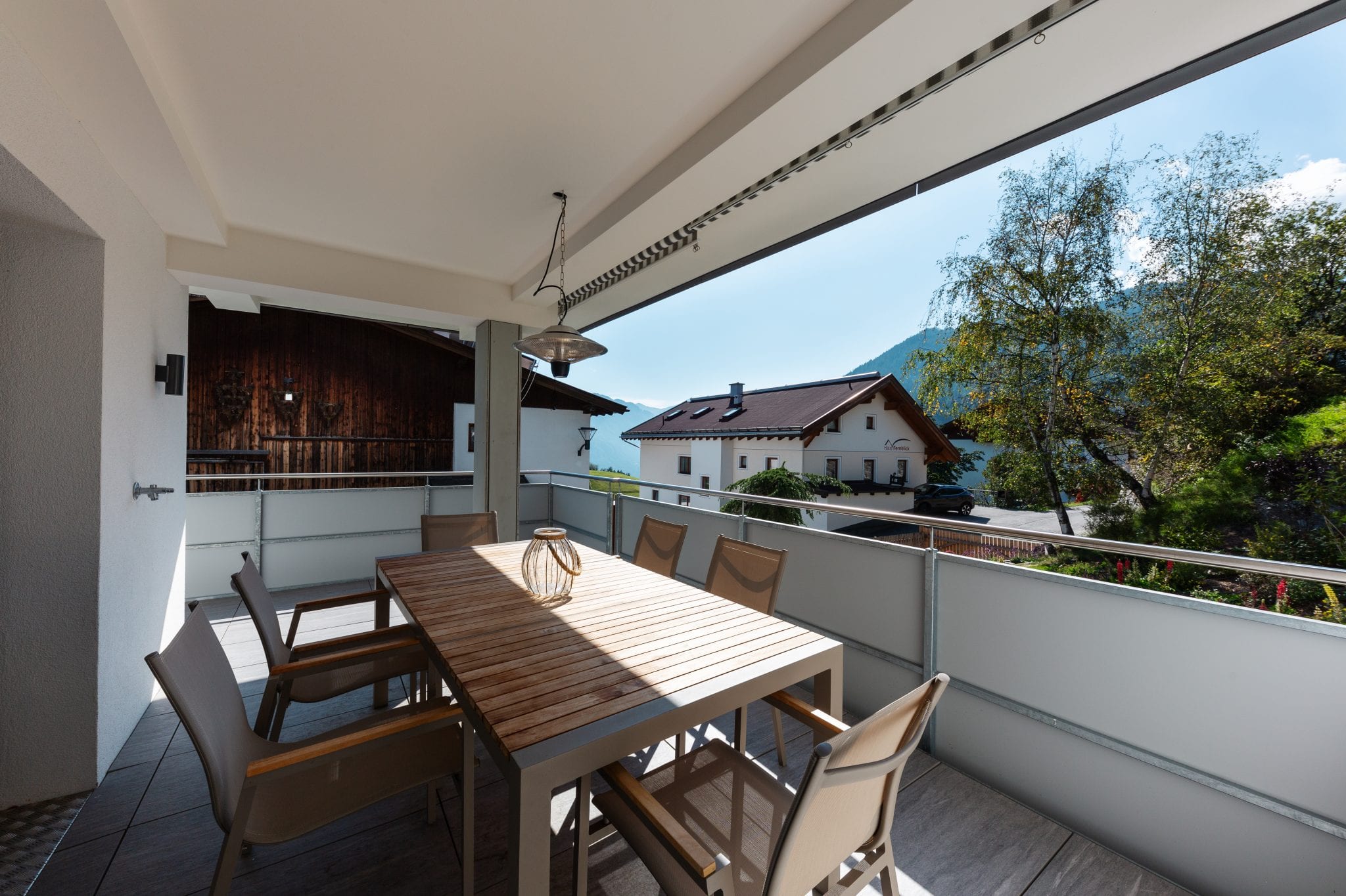 Geschützte Terrasse mit Sitzgruppe und Tisch für 6 Personen, Südwest-Ausrichtung und Aussicht – Family Apartment da Peatala Apartments Serfaus Sommer