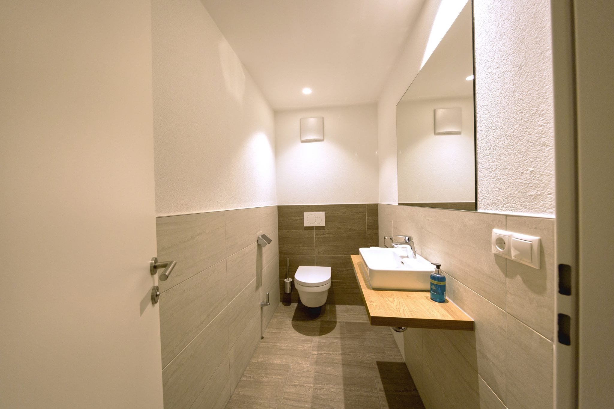 Separates WC mit Sitztoilette, Pissoir und bereitgestellten Pflegeartikeln – Family Apartment da Peatala Apartments Serfaus Sommer
