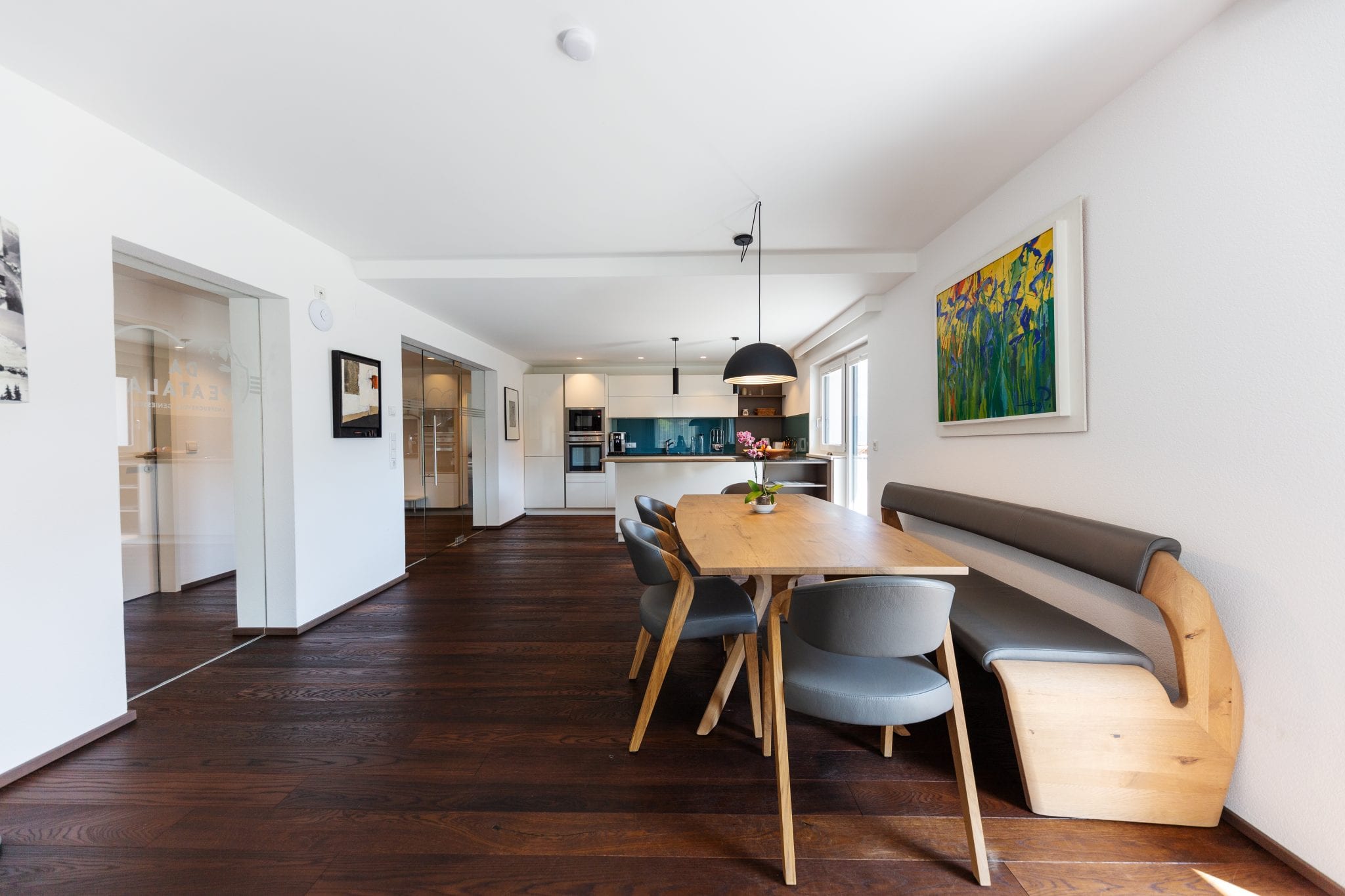 Große, helle Wohnküche mit Essbereich für 6 Personen und Wohnzimmer mit Zugang zur Terrasse – Family Apartment da Peatala Apartments Serfaus Sommer