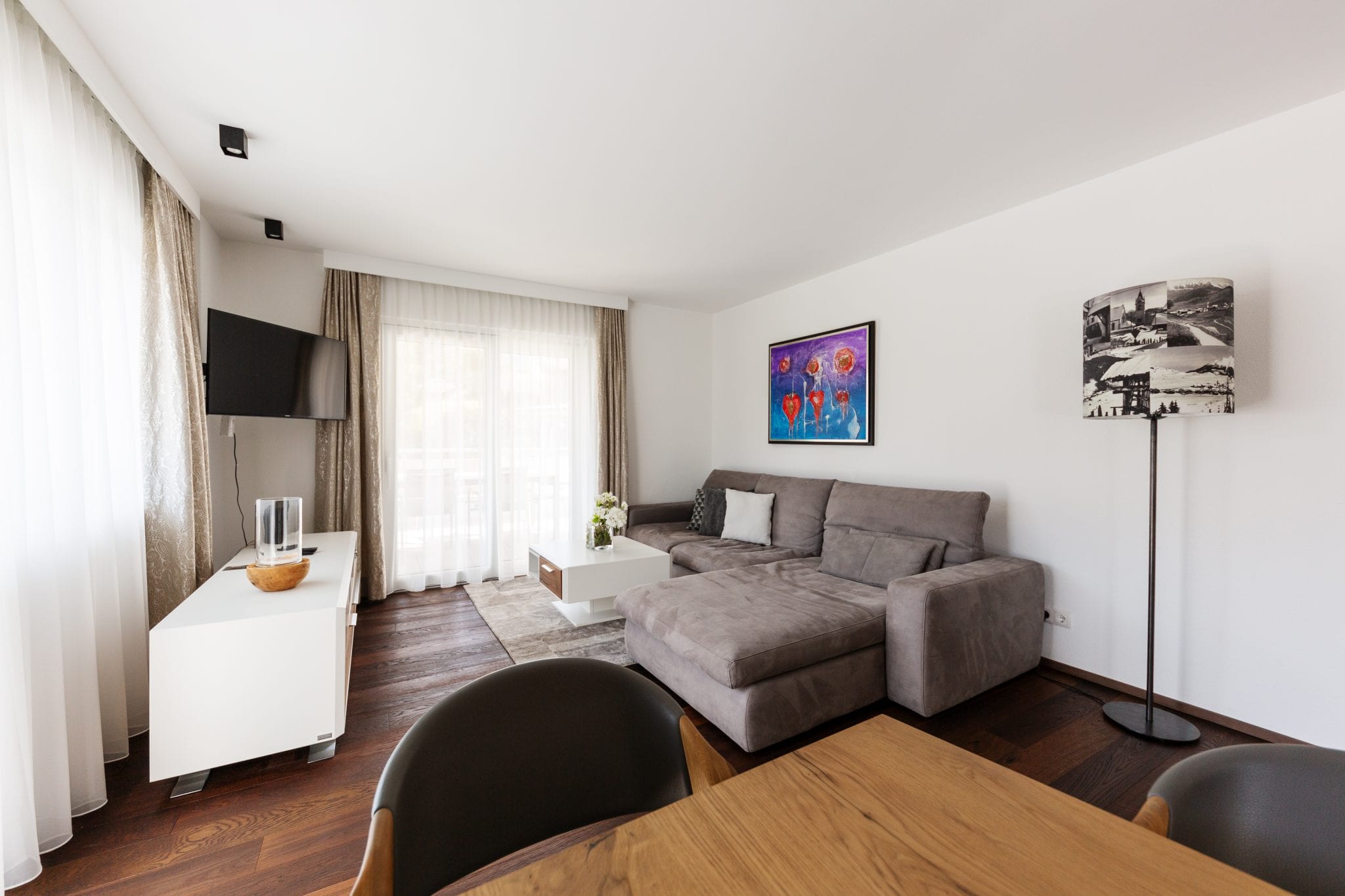 Wohnzimmer mit Couch, Tisch, Flatscreen-TV, Hifi-Anlage und Zugang zur Terrasse – Family Apartment da Peatala Apartments Serfaus Sommer
