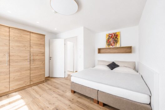 Schlafzimmer Ost mit Doppelbett, Allergikerbettwäsche, Einbauschrank und Fenster – Garden Apartment da Peatala Apartments Serfaus Sommer (Header)