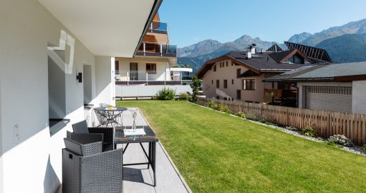 Sonnige, private Terrasse mit großem Garten und atemberaubender Aussicht auf die Tiroler Berge