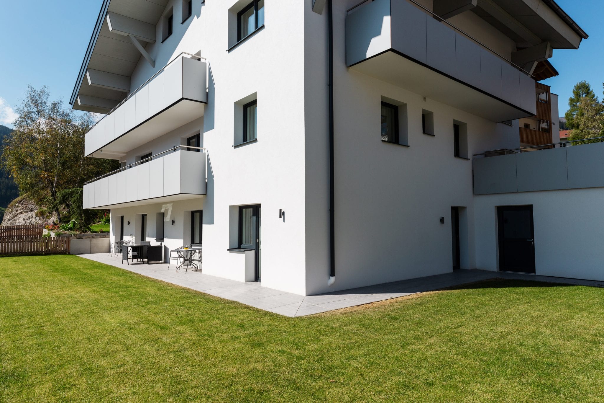 Großer Garten mit sonniger Ausrichtung und Terrasse auf zwei Seiten – Garden Apartment da Peatala Apartments Serfaus Sommer