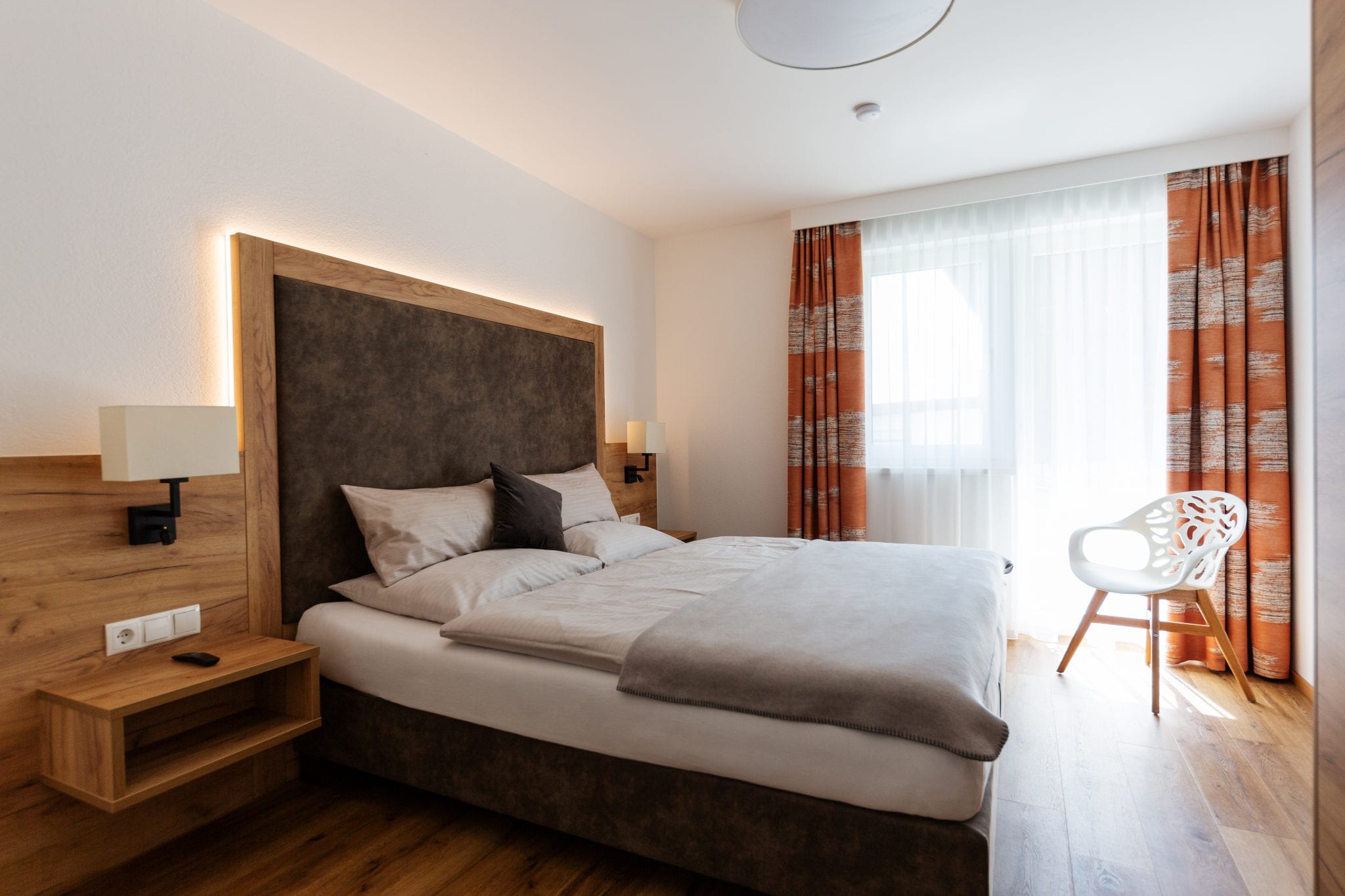 Schlafzimmer Süd mit Doppelbett, Allergikerbettwäsche, Einbauschrank, TV und Leselampe – Garden Apartment da Peatala Apartments Serfaus Sommer