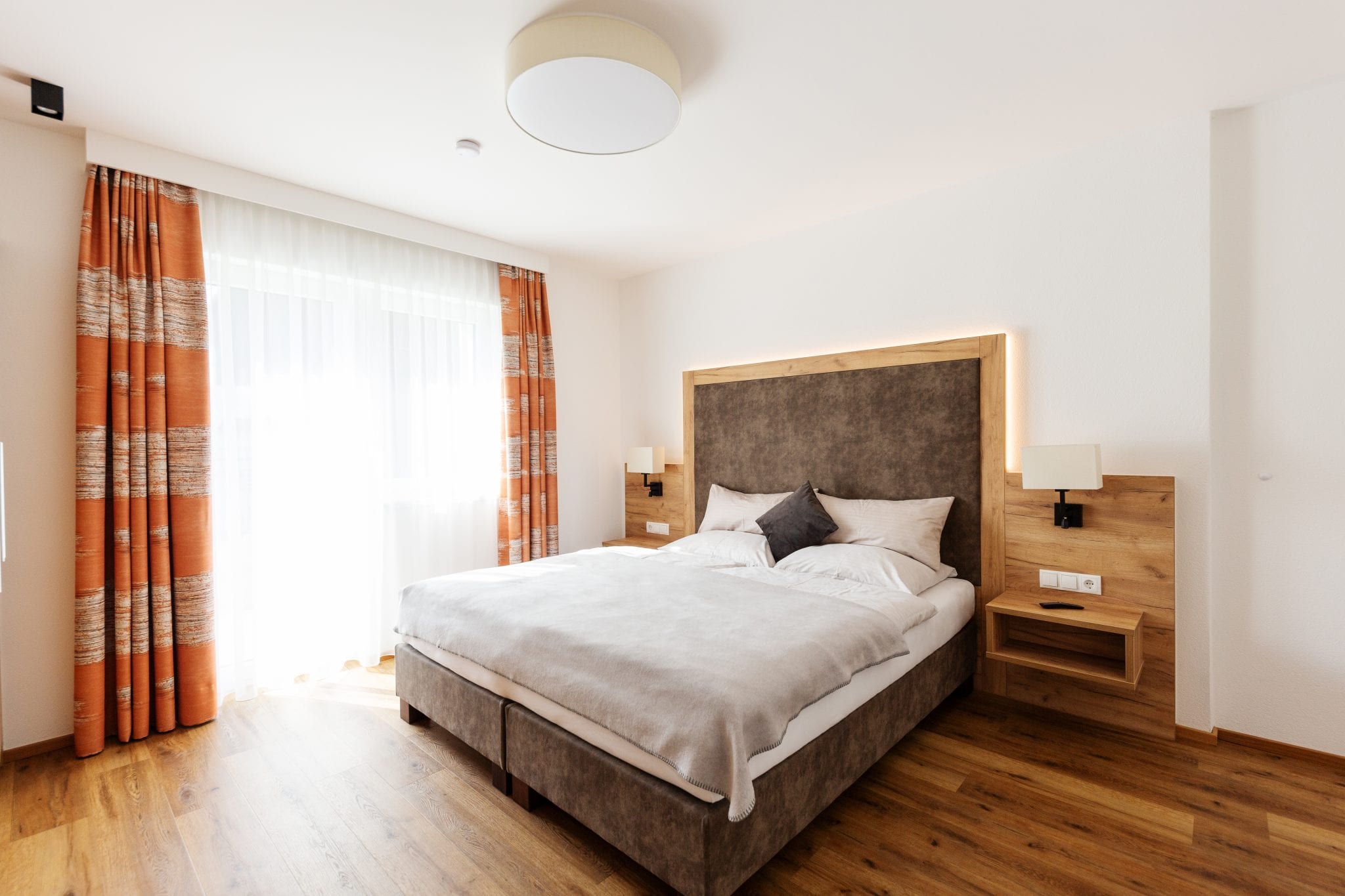 Schlafzimmer Südost mit Doppelbett, Allergikerbettwäsche, Einbauschrank, TV und Leselampe – Garden Apartment da Peatala Apartments Serfaus Sommer
