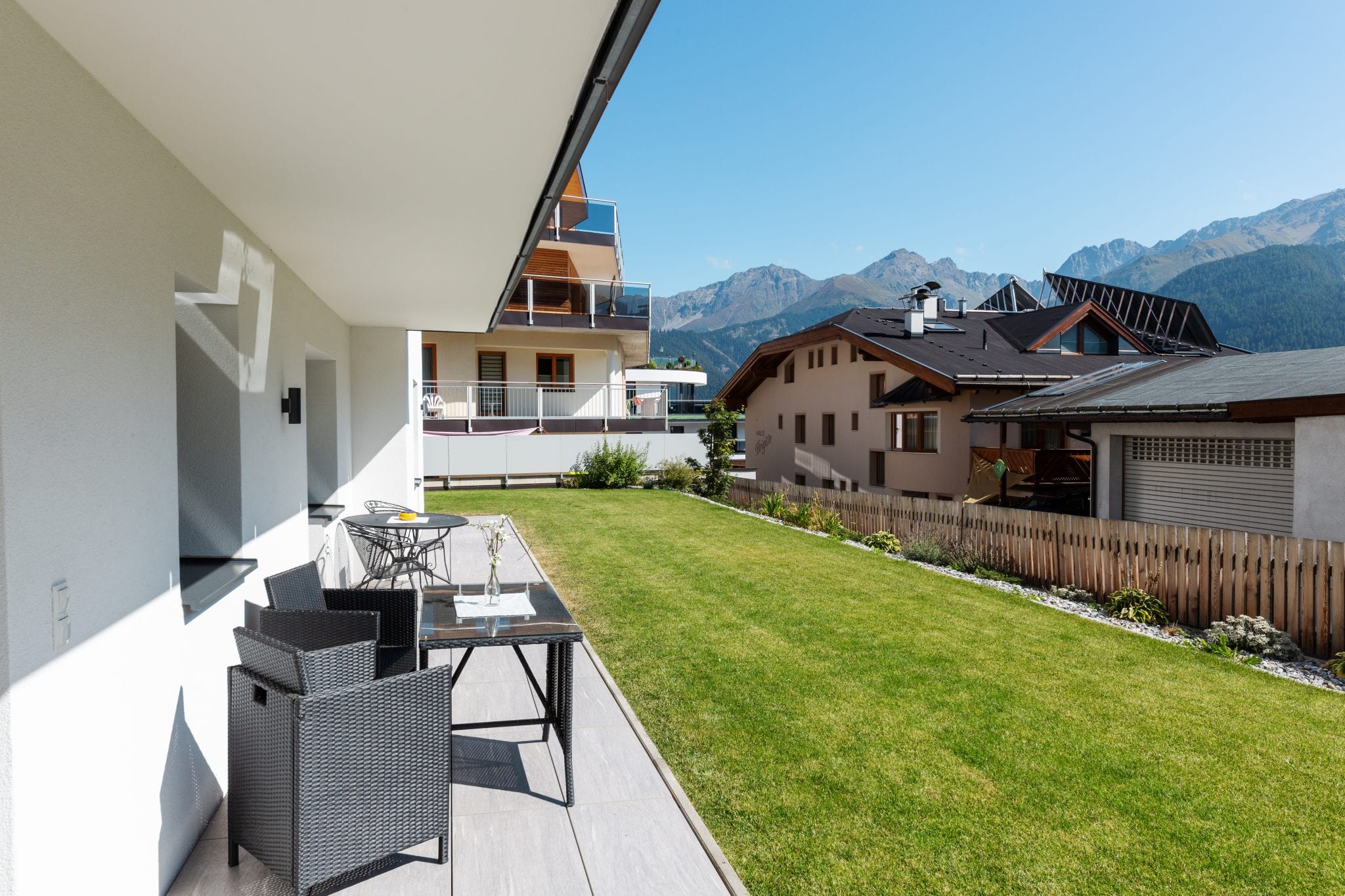 Private Terrasse mit großem Garten und Panoramablick auf die Tiroler Berge – Garden Apartment da Peatala Apartments Serfaus Sommer