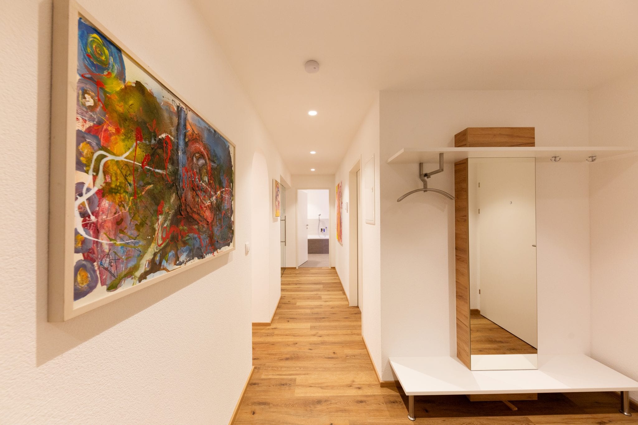 Vorzimmer mit großer Garderobe und Spiegel für Stauraum von Jacken und Schuhen – Garden Apartment da Peatala Apartments Serfaus Sommer