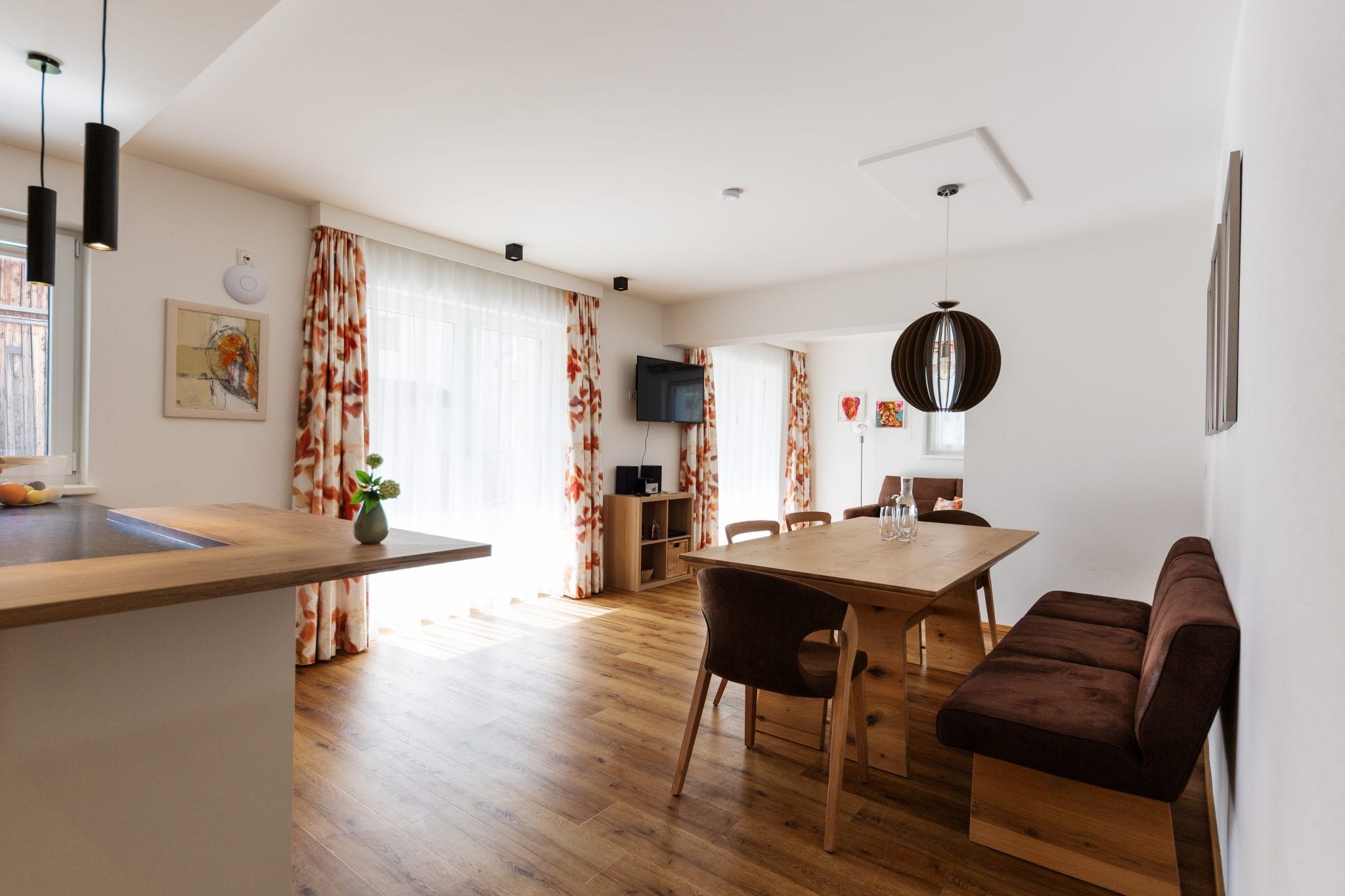 Wohnküche mit Esstisch für 6 Personen im naturbezogenen Ambiente und Zugang zum Garten – Garden Apartment da Peatala Apartments Serfaus Sommer