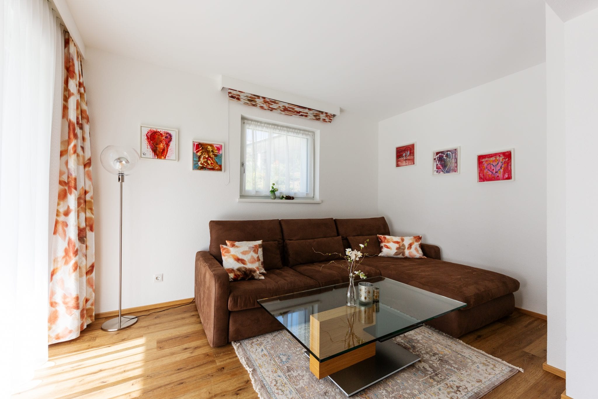 Wohnzimmer mit Couch, Tisch, Flatscreen-TV, Hifi-Anlage und Zugang zum Garten – Garden Apartment da Peatala Apartments Serfaus Sommer