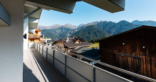 Großer Balkon mit südlicher Ausrichtung und Blick auf die Tiroler Natur und traumhaftes Bergpanorama