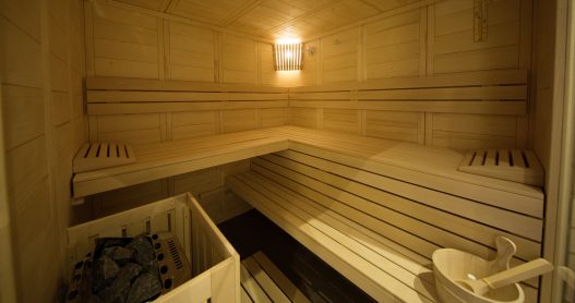 Private Sauna für 4 Personen nach finnischen Vorbild aus natürlichem Holz im eigenen Wellness Raum