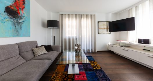 Lifestyle Apartment Wohnzimmer mit Couch, Tisch, Balkon, TV und Hifi Anlage für beste Unterhaltung