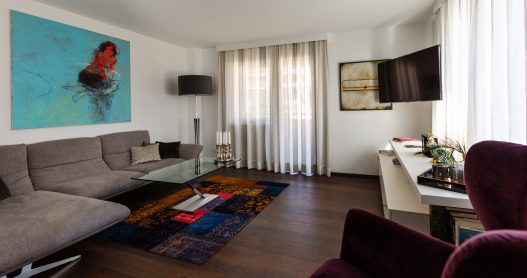 Lifestyle Apartment Wohnzimmer mit Couch, Tisch, Balkon, TV und Hifi Anlage für beste Unterhaltung