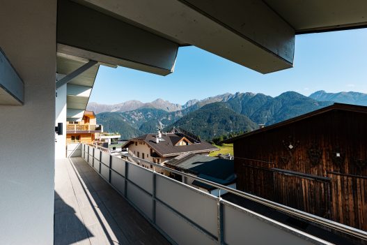 Großer Balkon mit südlicher Ausrichtung und Blick auf die Tiroler Natur und traumhaftes Bergpanorama