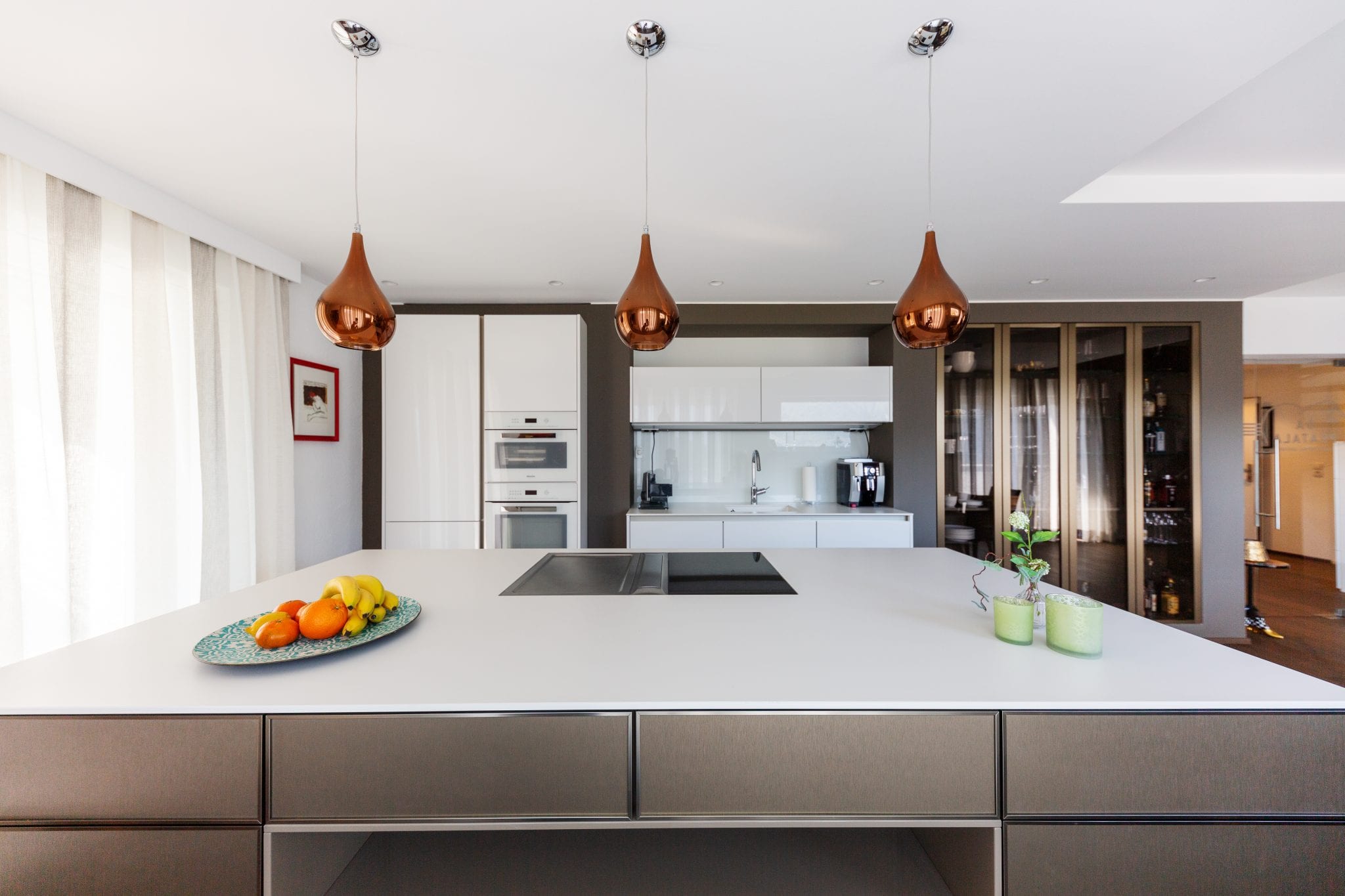 Küche mit Kochinsel, Herd, Grillplatte, Kühlschrank und Gefrierfach mit Ice-Maker – Lifestyle Apartment da Peatala Apartments Serfaus Sommer