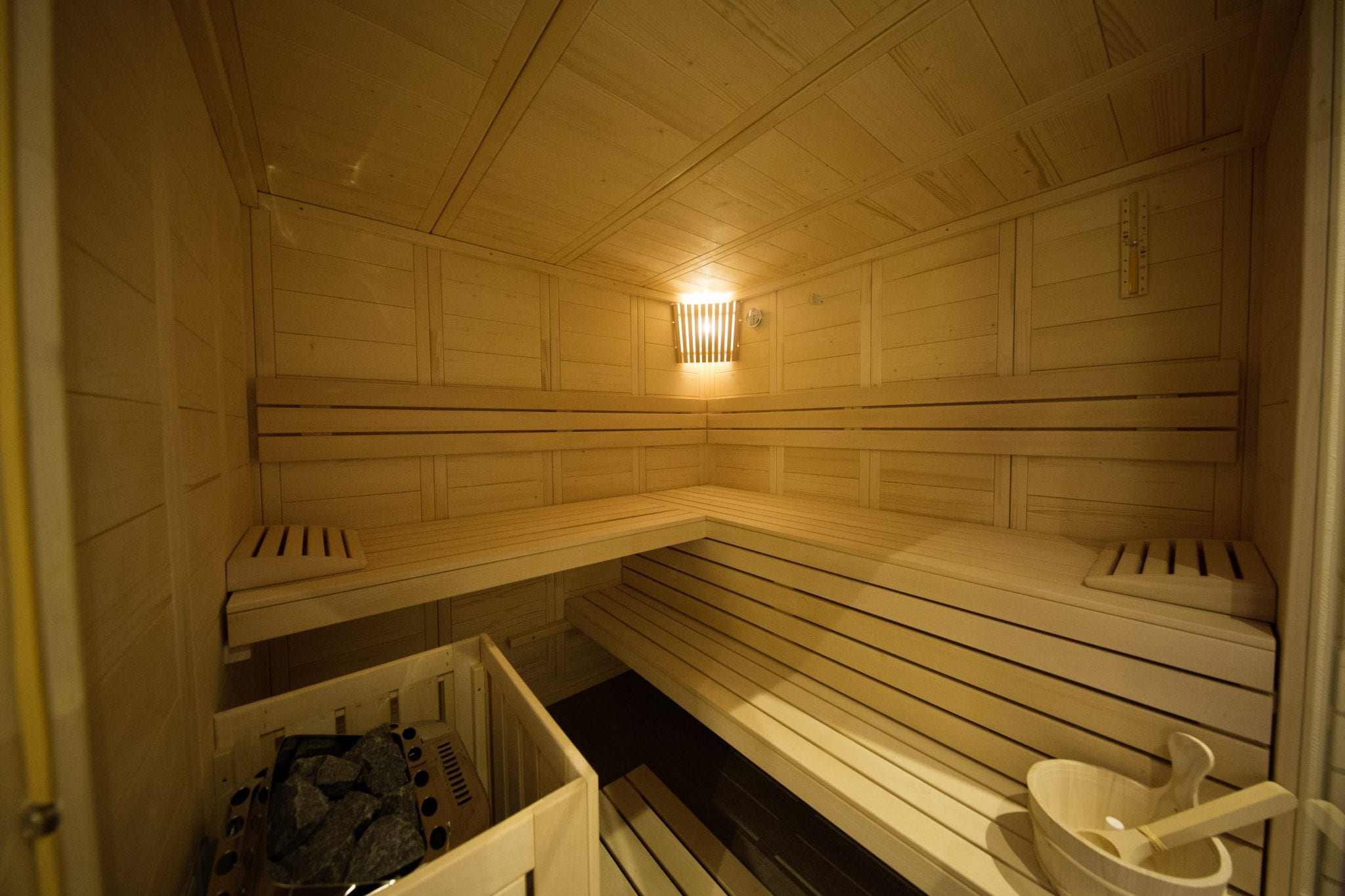 Private Sauna aus Naturholz nach finnischem Vorbild im Wellnessraum für bis zu 6 Personen – Lifestyle Apartment da Peatala Apartments Serfaus Sommer