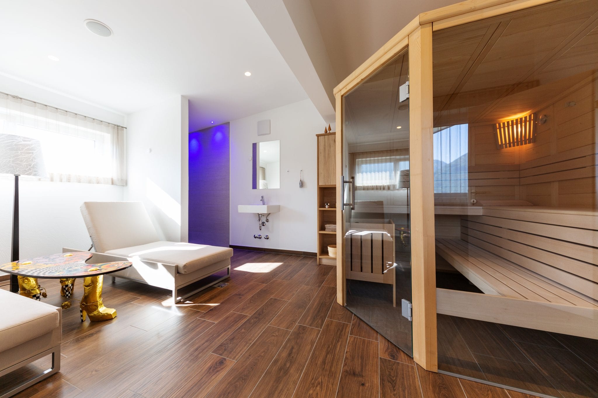 Private Sauna aus Naturholz nach finnischem Vorbild im Wellnessraum für bis zu 6 Personen – Lifestyle Apartment da Peatala Apartments Serfaus Sommer