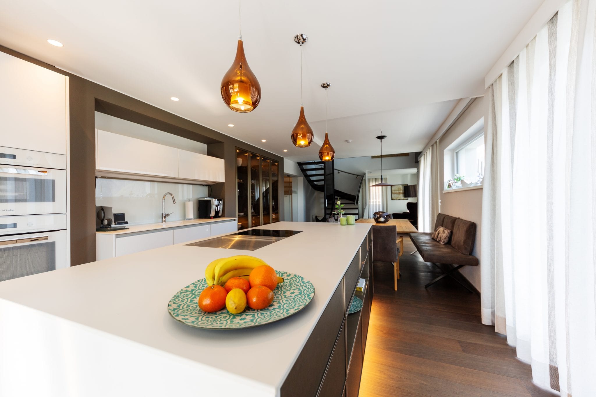 Wohnküche mit Kochinsel und Essbereich für 6 Personen – Lifestyle Apartment da Peatala Apartments Serfaus Sommer