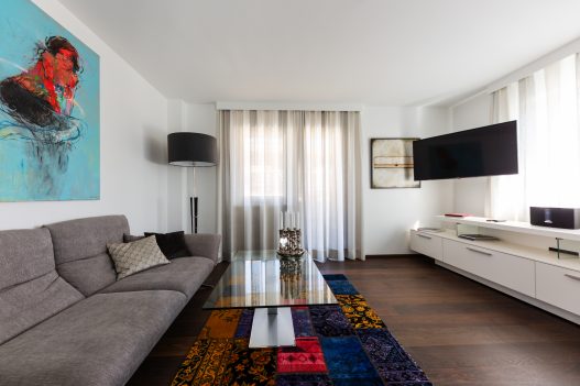 Lifestyle Apartment Wohnzimmer mit Couch, Tisch, Balkon, TV und Hifi Anlage für beste Unterhaltung