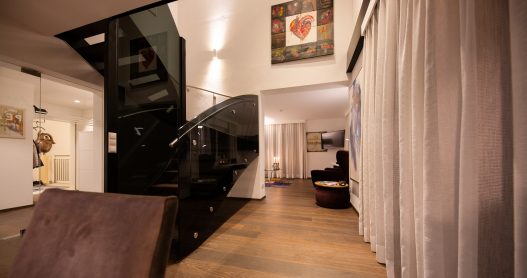Großzügiges und helles Maisonette mit Treppenaufgang und elegante Einrichtung im Lifestyle Apartment