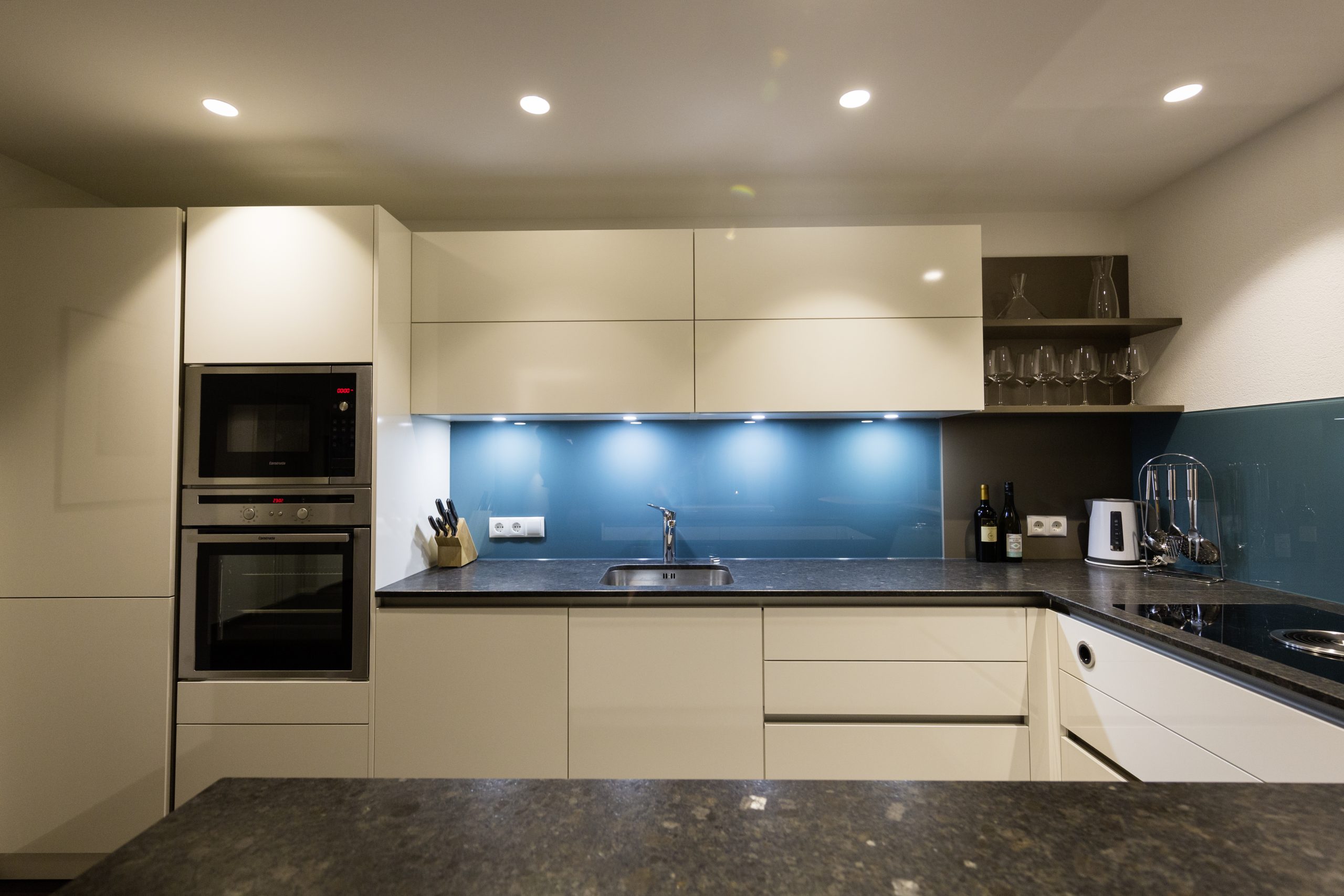 Helle, voll ausgestattete Küche mit Küchenhelfern und direktem Zugang zur Terrasse – Family Apartment da Peatala Apartments Serfaus Winter