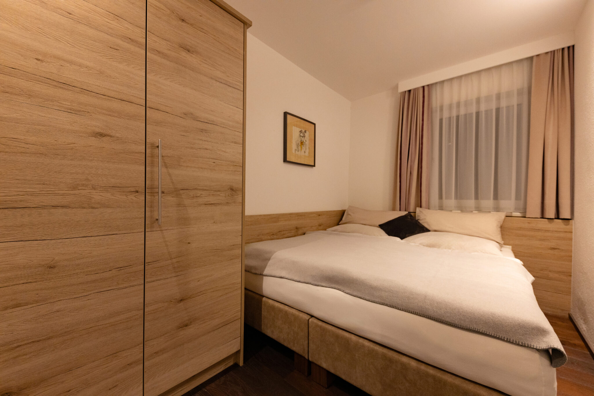 Schlafzimmer Ost mit Doppelbett und Nachttischen – Family Apartment da Peatala Apartments Serfaus Winter