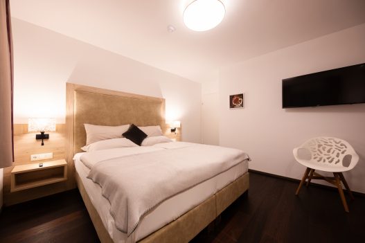 Schlafzimmer für 2 Personen mit Doppelbett, Allergikerbettwäsche, Einbauschrank, TV und Leselampe