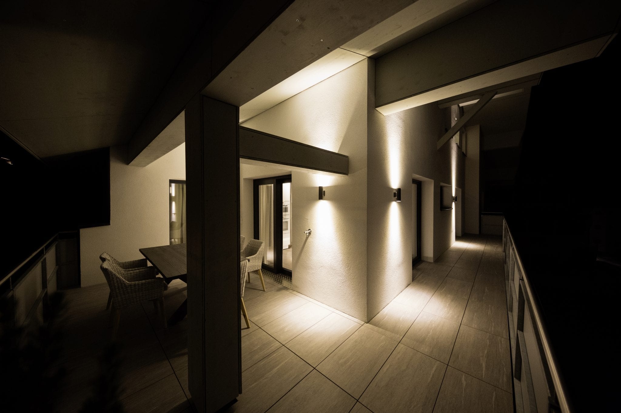 Großzügige Terrasse auf zwei Seiten mit Ausblick auf die Tiroler Berge – Family Apartment da Peatala Apartments Serfaus Winter