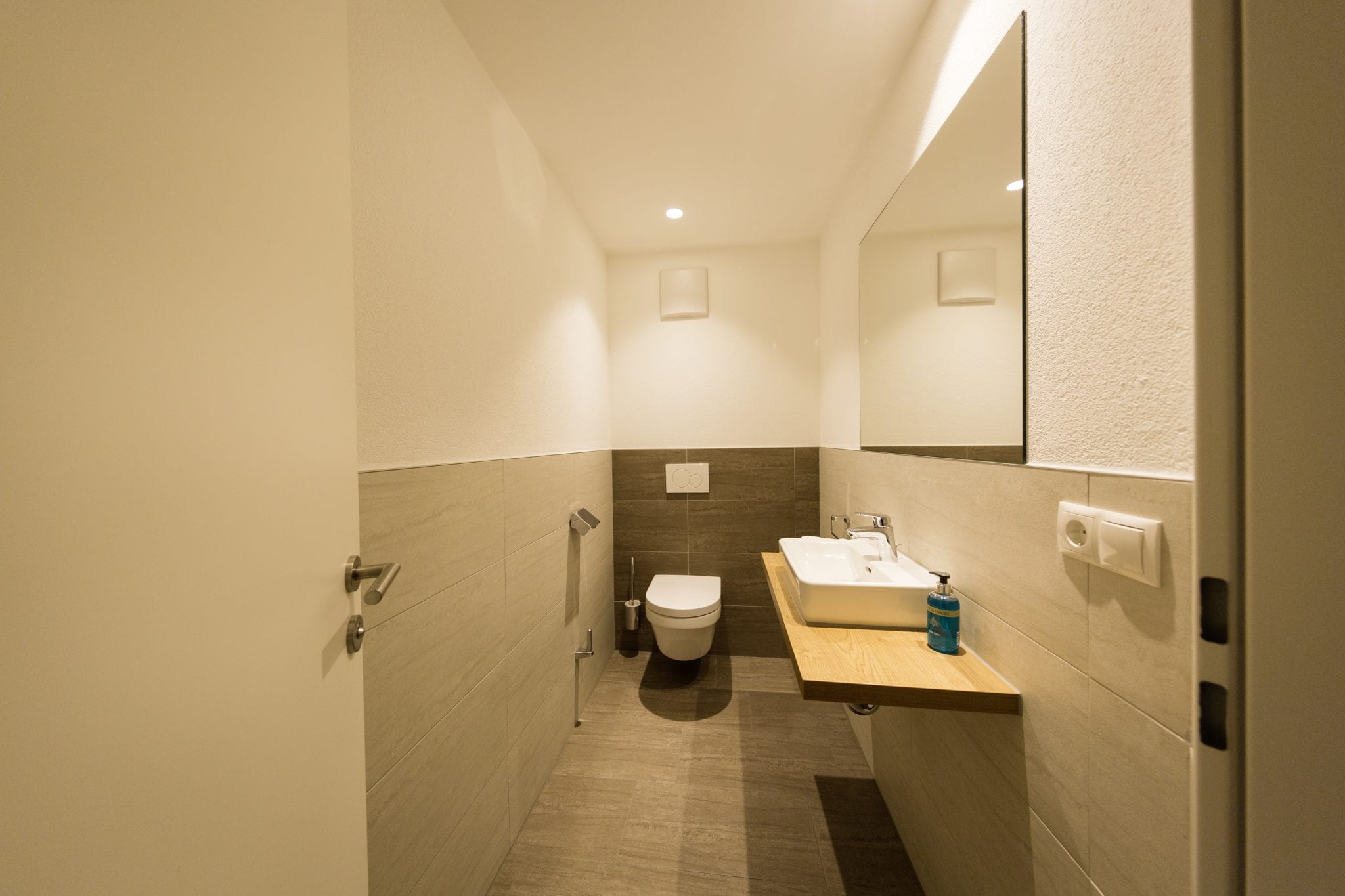 Separates WC mit Sitztoilette, Pissoir, Toilettenpapier, Handseife und Creme – Family Apartment da Peatala Apartments Serfaus Winter