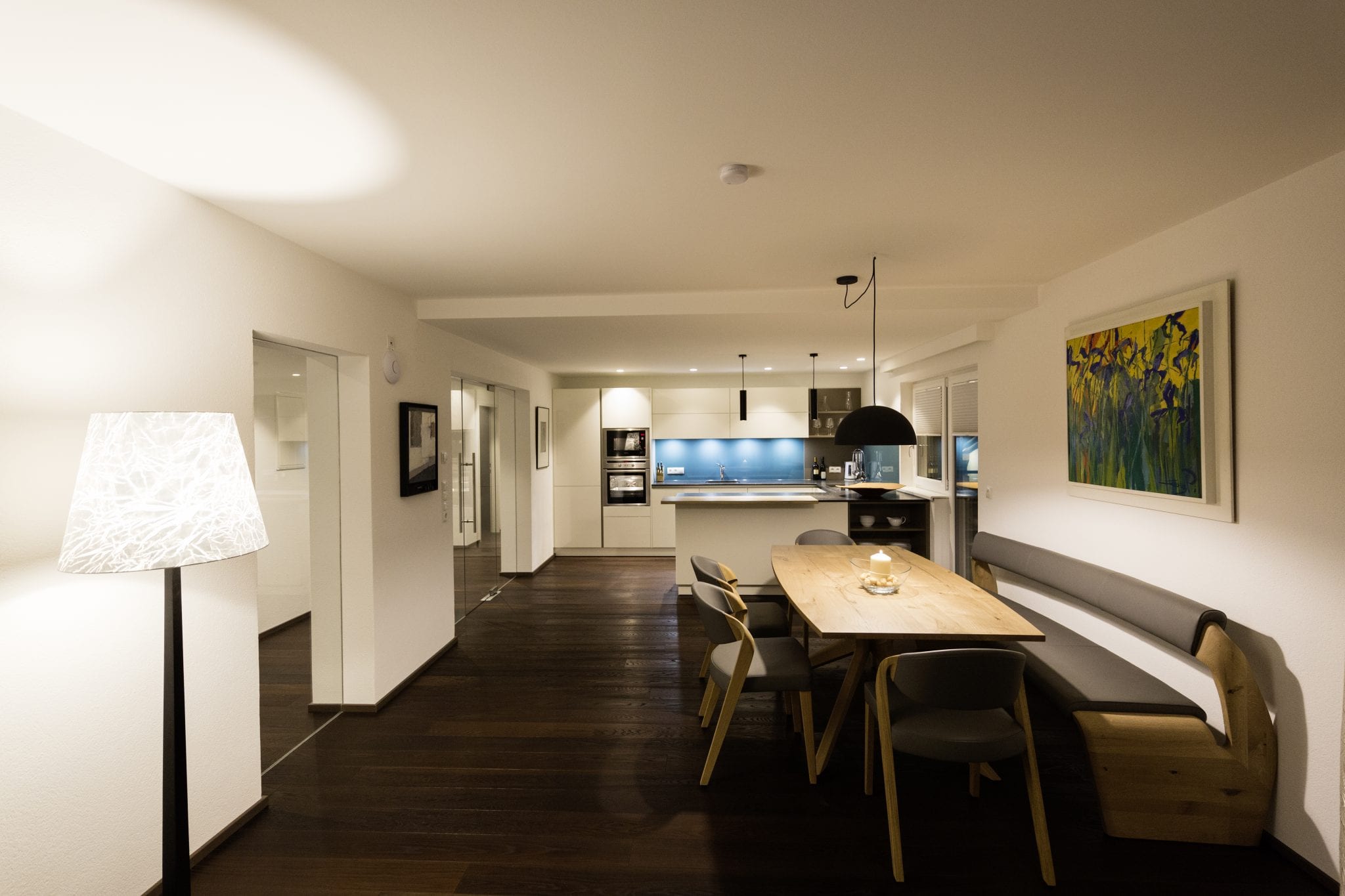 Wohnküche mit Esstisch für 6 Personen aus hellem, lokalem Holz im naturbezogenen Ambiente – Family Apartment da Peatala Apartments Serfaus Winter