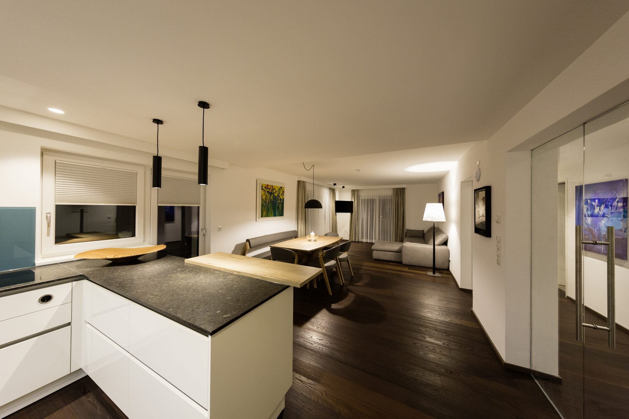 Große, helle Wohnküche mit Essbereich für 6 Personen, Wohnzimmer und Zugang zur Terrasse – Family Apartment da Peatala Apartments Serfaus Winter