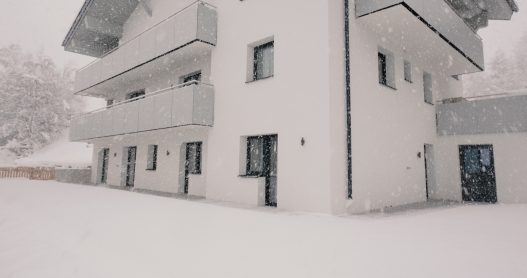 Großer und gepflegter Garten mit sonniger Ausrichtung und weitläufiger Terrasse auf 2 Seiten