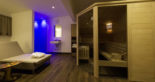 Private Sauna für 4 Personen nach finnischen Vorbild aus natürlichem Holz im eigenen Wellness Raum