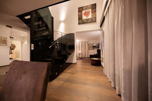 Großzügiges und helles Maisonette mit Treppenaufgang und elegante Einrichtung im Lifestyle Apartment