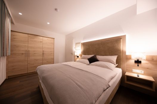 Schlafzimmer für 2 Personen mit Doppelbett, Allergikerbettwäsche, Einbauschrank, TV und Leselampe