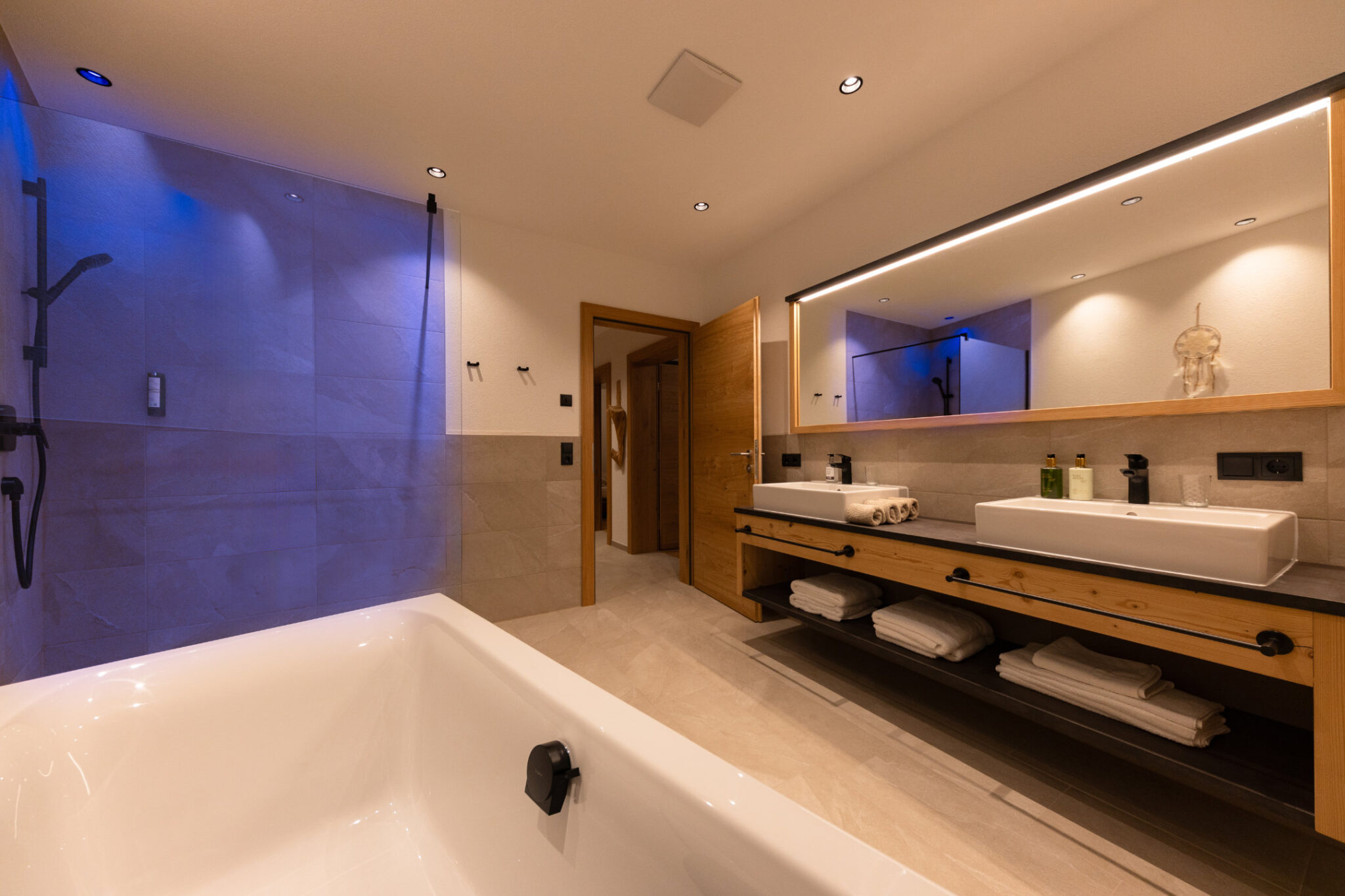 Badezimmer Erdgeschoss mit Badewanne, Dusche und Doppelwaschbecken – Mountain Chalet da Peatala Apartments Serfaus Winter