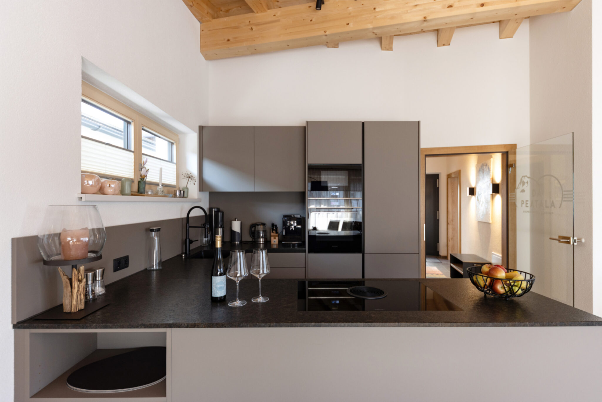 Kitchen in the Mountain Chalet at da Peatala Apartments Serfaus – modern holiday apartment in Tyrol with full equipment